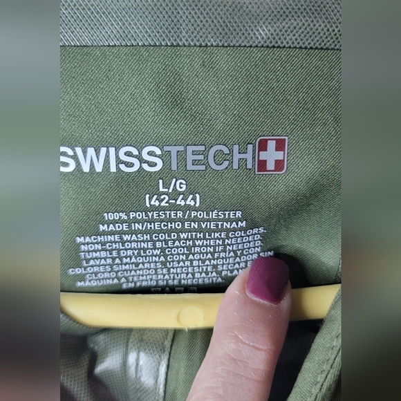 Swiss Tech wind breaker with hood, army green size LG. - Picture 4 of 5